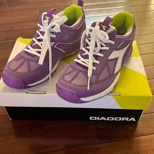 Womens Diadora size 7 tennis shoes. Never worn
